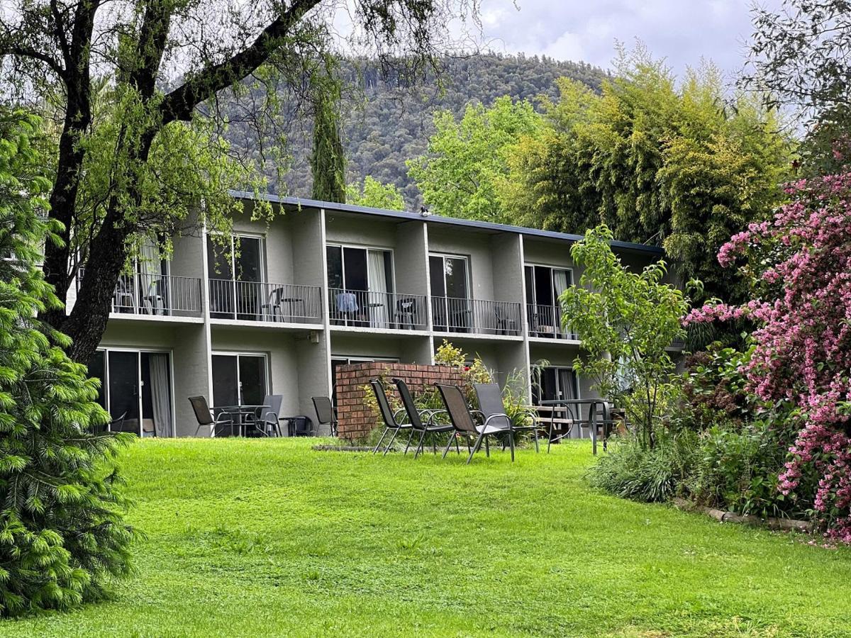 Riverbank Park Motel Bright Exterior foto